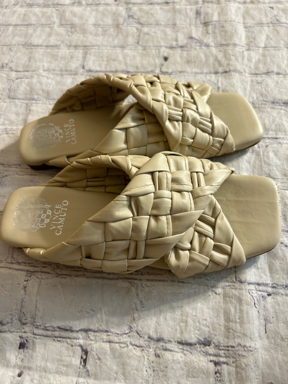 VINCE CAMUTO ANELLA BEIGE WOVEN CROSS OVER STRAP OPEN SQUARE TOE SANDALS 8.5